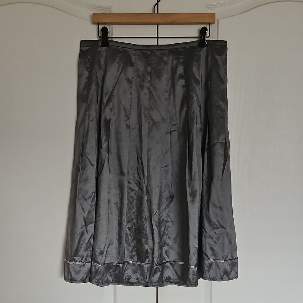 Chic Gray A-Line Skirt with Full Silhouette